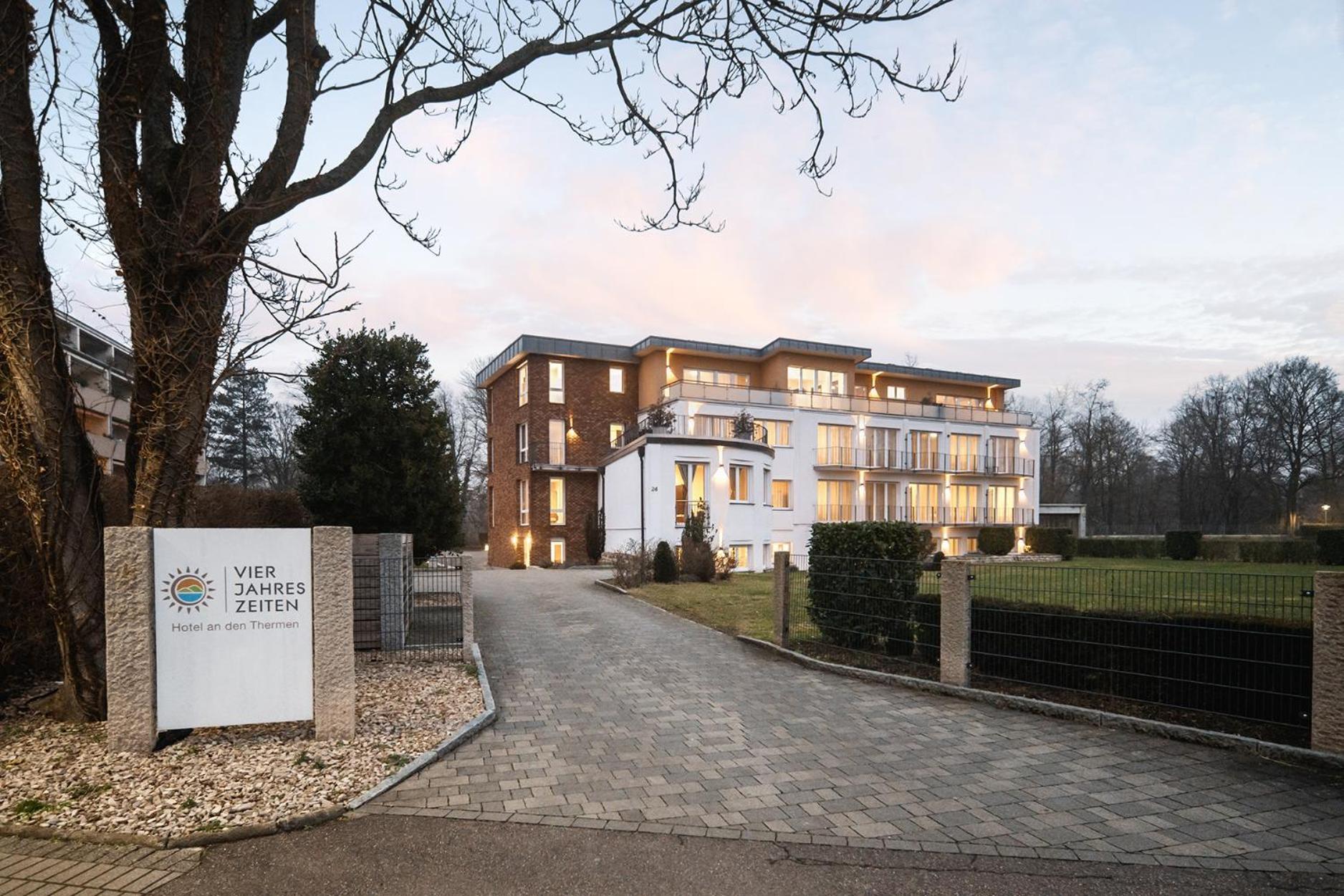 Hotel Vier Jahreszeiten Therme & Kliniken Bad Krozingen Naehe Freiburg & Schwarzwald Ideal Fuer Wellness Kur & Business Ausfluege 24H Check In- Wlan & Parken Gratis Extérieur photo