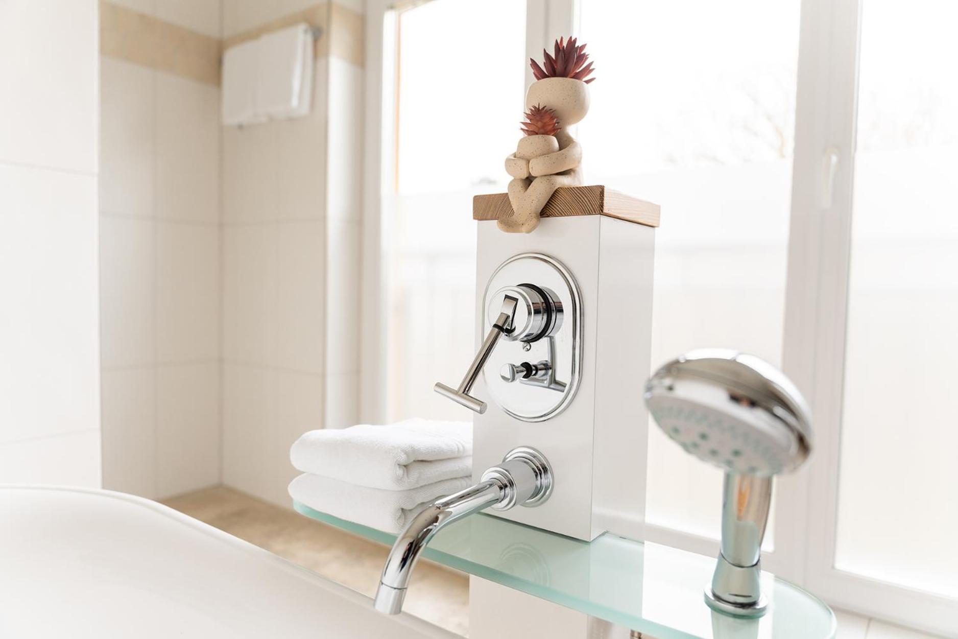 Hotel Vier Jahreszeiten Therme & Kliniken Bad Krozingen Naehe Freiburg & Schwarzwald Ideal Fuer Wellness Kur & Business Ausfluege 24H Check In- Wlan & Parken Gratis Extérieur photo